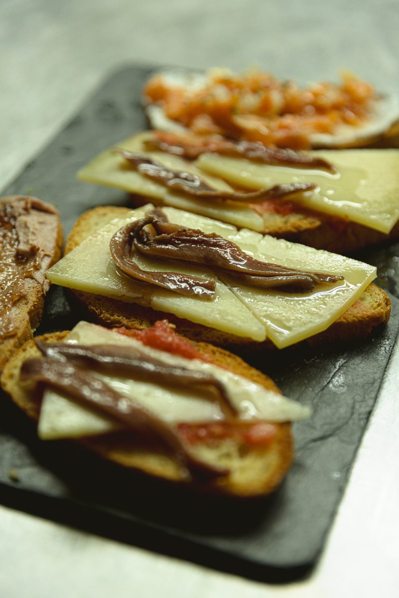 Tostas de anchoas con queso